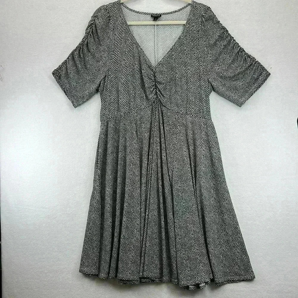 Torrid V-Neck Skater Dress Sz 18/20 Black/White Herringbone Cinch Front/Sleeves